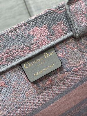 Christian Dior Booktote สีชมพูและสีเทา งานปัก Toile De Jouy Sauvage