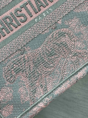 Christian Dior Booktote สีชมพูและสีเทา งานปัก Toile De Jouy Sauvage
