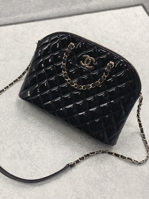 กระเป๋าช้อปปิ้งหนังลูกวัวสิทธิบัตร Chanel ใบเล็กสไตล์เรโทรเลดี้