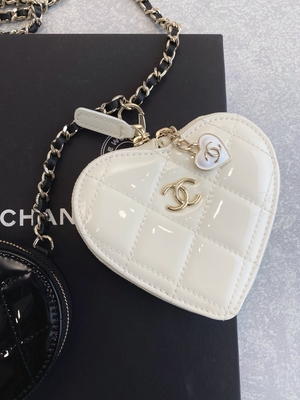หนังลูกวัวเคลือบเงาแบบโซ่ กระเป๋าแบรนด์ Preloved โทนสีทอง โลหะ สีดำและสีขาว