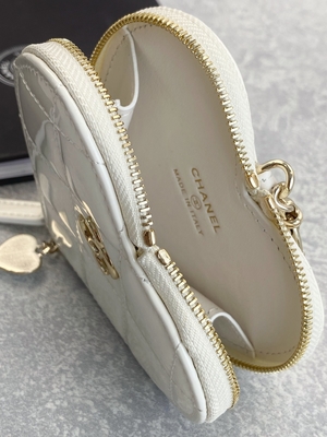 หนังลูกวัวเคลือบเงาแบบโซ่ กระเป๋าแบรนด์ Preloved โทนสีทอง โลหะ สีดำและสีขาว